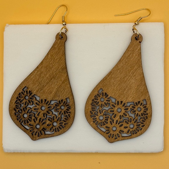 Beautiful carved wooden earrings - Picture 2 of 3